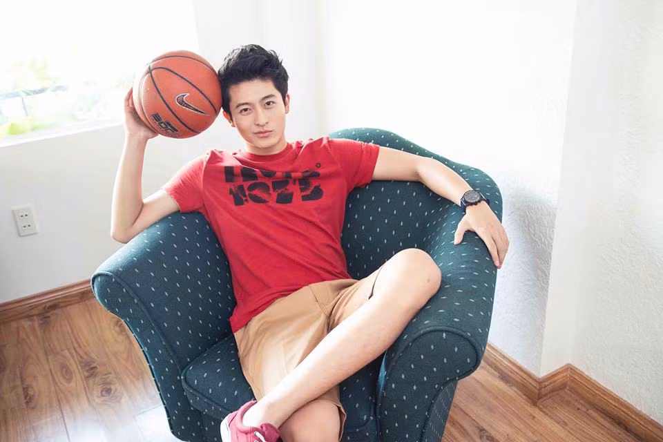 Harry Lu là chàng diễn viên người Đài Loan điển trai, giàu có “khiến người khác phải ngước nhìn”. Là người Đài Loan nhưng sinh ra và lớn lên tại Việt Nam, Harry Lu hiện là một trong những hot boy đình đám nhận được sự quan tâm của giới trẻ nhờ khuôn mặt có vẻ đẹp baby và khả năng chơi bóng rổ cực siêu. Anh từng đảm nhận vai trò đội trưởng dẫn dắt đội bóng rổ của trường Đại học RMIT.