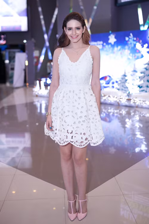 Diễn viên Andrea, tên đầy đủ là Andrea Aybar Carmona, sinh năm 1995 ở Tây Ban Nha. Cô theo bố và em trai sang Việt Nam sống rồi lấy tên tiếng Việt là Lê Thị Thúy An từ khi còn là một cô bé. Năm 2010, Andrea bén duyên với làng giải trí trong vai trò người mẫu. Gương mặt Tây cùng chiều cao nổi trội khiến cô nhanh chóng được yêu thích và trở thành một trong những hot girl đình đám.