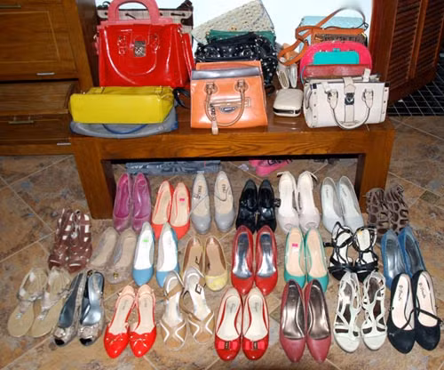 Cô nàng có cả một bộ sưu tập túi xách (30 chiếc), giầy dép (60 đôi), kính mắt, vòng tay… phụ kiện thời trang đủ loại. Có nhiều món đồ không chỉ phục vụ cho công việc làm người mẫu của Andrea mà đó còn là sở thích mua sắm của chân dài người Tây Ban Nha này.