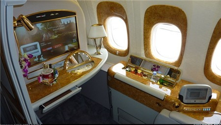 Vị vua này sở hữu 1 chiếc Airbus 340, 1 chiếc Boeing 747 và 6 phi cơ nhỏ, 2 trực thăng khác. Đặc biệt, nội thất bên trong chiếc máy bay Airbus 340 và Boeing 747 được thiết kế riêng theo phong cách Hoàng gia đặt hàng. Ảnh: Bên trong máy bay dát vàng của Quốc vương Brunei.