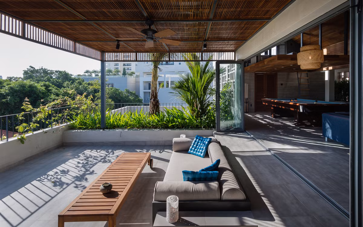 Không gian thư giãn ngoài ban công tầng trên.