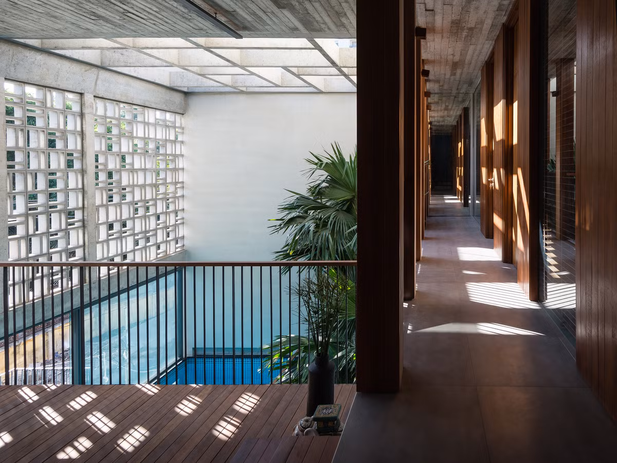 Các hành lang ngập ánh sáng nhờ thiết kế tường lỗ.