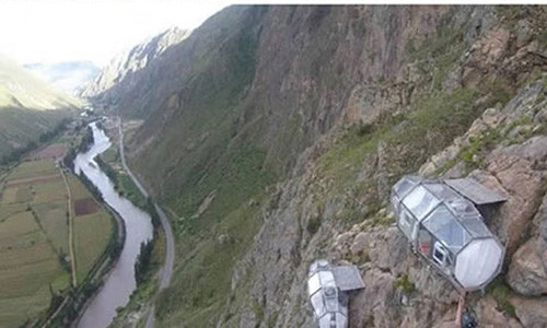 Khách sạn cheo leo vách đá này được làm hoàn toàn bằng kính trong suốt và thép siêu chịu lực, giúp du khách có thể tận hưởng toàn cảnh thung lũng cũng nhưng tận hưởng không khí thiên nhiên trong lành. Mỗi phòng của khách sạn gồm 4 giường ngủ cỡ lớn, một khu vực nấu ăn, một phòng tắm và có thể chứa tối đa 8 người.