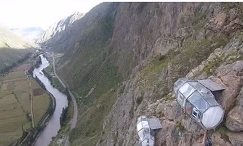 Khách sạn cheo leo vách đá này được làm hoàn toàn bằng kính trong suốt và thép siêu chịu lực, giúp du khách có thể tận hưởng toàn cảnh thung lũng cũng nhưng tận hưởng không khí thiên nhiên trong lành. Mỗi phòng của khách sạn gồm 4 giường ngủ cỡ lớn, một khu vực nấu ăn, một phòng tắm và có thể chứa tối đa 8 người.