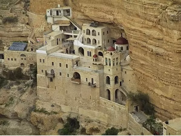 Tu viện St George: Tu viện St George là một công trình phức hợp được xây dựng trên một vách đá thuộc Judaean, là một trong những nơi có khung cảnh hùng vĩ nhất ở Israel. Đây là điểm thăm quan nổi bật nhất tại Holy Land với những tòa nhà được gọt đẽo từ những khối đá cùng một khuôn viên xanh tươi tốt giữa sa mạc khô cằn. Nhiều thế kỉ qua, tu viện St George là nơi dừng chân của rất đông các tăng sĩ và ẩn sĩ trên khắp thế giới.