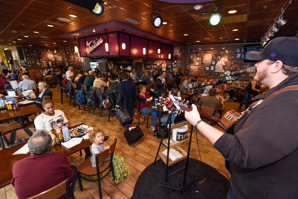 Quán bar Tootsie's Orchid Lounge của sân bay quốc tế Nashville (Mỹ): Tại quán này, bạn có thể vừa thưởng thức đồ uống vừa được nghe nhạc sống.