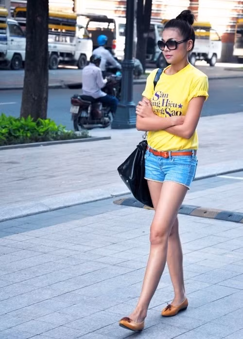 Thanh Hằng nhìn thanh thoát và năng động hơn với kiểu tóc. Đây cũng là một đặc tính rất hay vì tuỳ vào trang phục mà tóc búi củ tỏi cho bạn phong cách khác nhau. Nếu là chiếc đầm thì bạn lại hoá quý cô dịu dàng, sang chảnh.