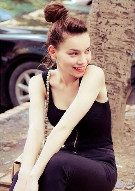 Dù diện trang phục gì thì kiểu tóc cũng giúp bạn trở nên sành điệu, quý tộc hơn giống như Hồ Ngọc Hà. Tóc búi củ tỏi khoe trọn gương mặt sáng sủa, thanh tú của nữ ca sĩ.