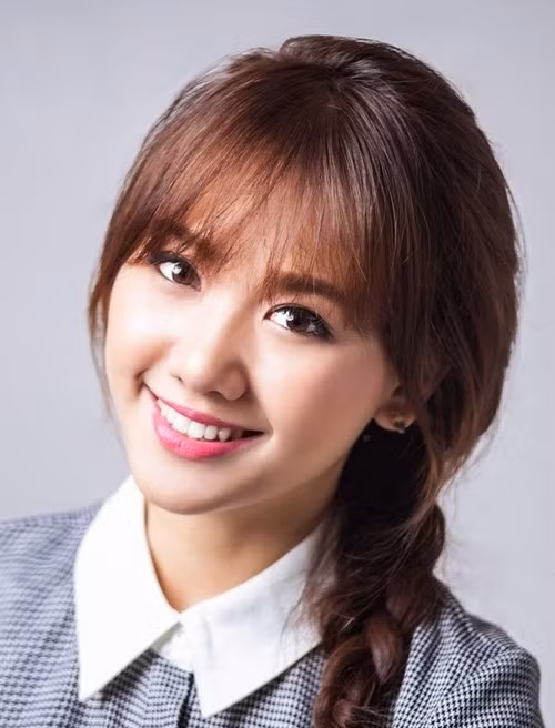 Không ai đoán được số tuổi của Hari Won với kiểu tóc mái thưa trẻ trung này. Vậy mà cô ấy đã bước qua tuổi 30 rồi đấy!