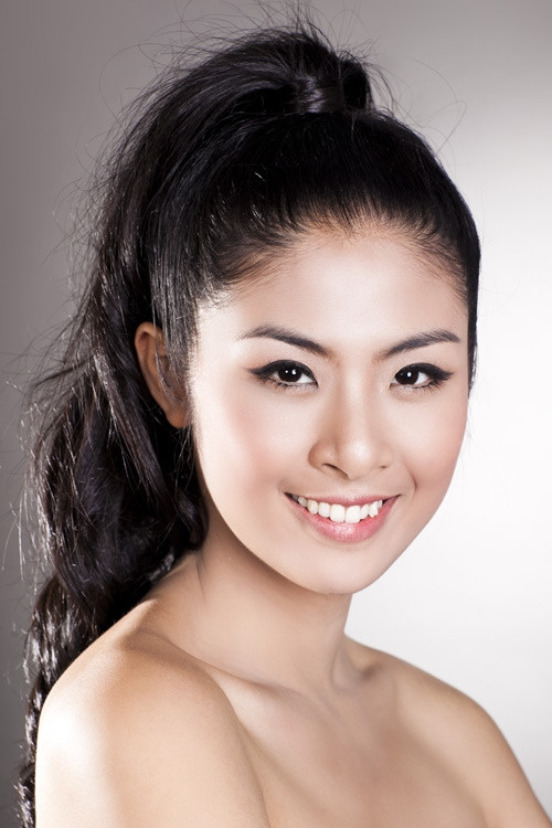 Tóc đuôi ngựa: Tóc đuôi ngựa khá phổ biến mà nàng nào cũng từng thử qua. Hoa hậu Ngọc Hân cũng nhờ kiểu tóc này mà trẻ ra cả vài tuổi và nhất là khi vuốt hết tóc lên trên, giúp vầng trán của cô trông cao và sáng hơn.