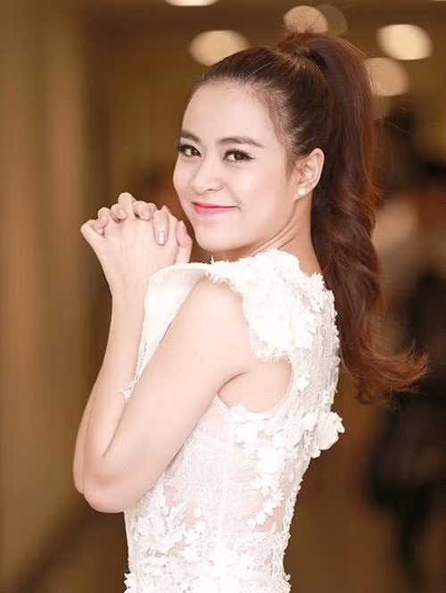 Tóc cột đuôi ngựa có thể áp dụng trong mọi sự kiện từ hoạt động hàng ngày đến sự kiện quan trọng. Giống như Hoàng Thuỳ Linh, chỉ cần uốn cong phần đuôi tóc là cô nàng đã rất duyên dáng và trở thành tâm điểm của bữa tiệc rồi.