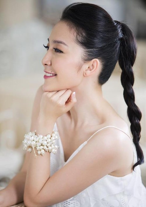 Biến tấu một chút phần đuôi tóc, Linh Nga trở nên cuốn hút, nhí nhảnh hơn nhưng vẫn giữ được nét kiêu kì vốn có.