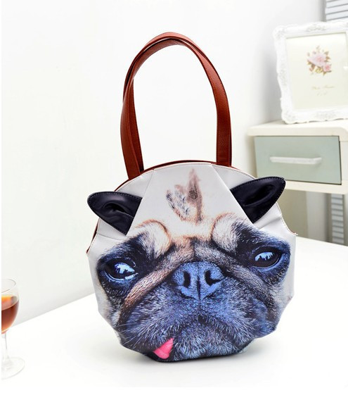 Chiếc túi xách mặt chú cún khá ấn tượng.