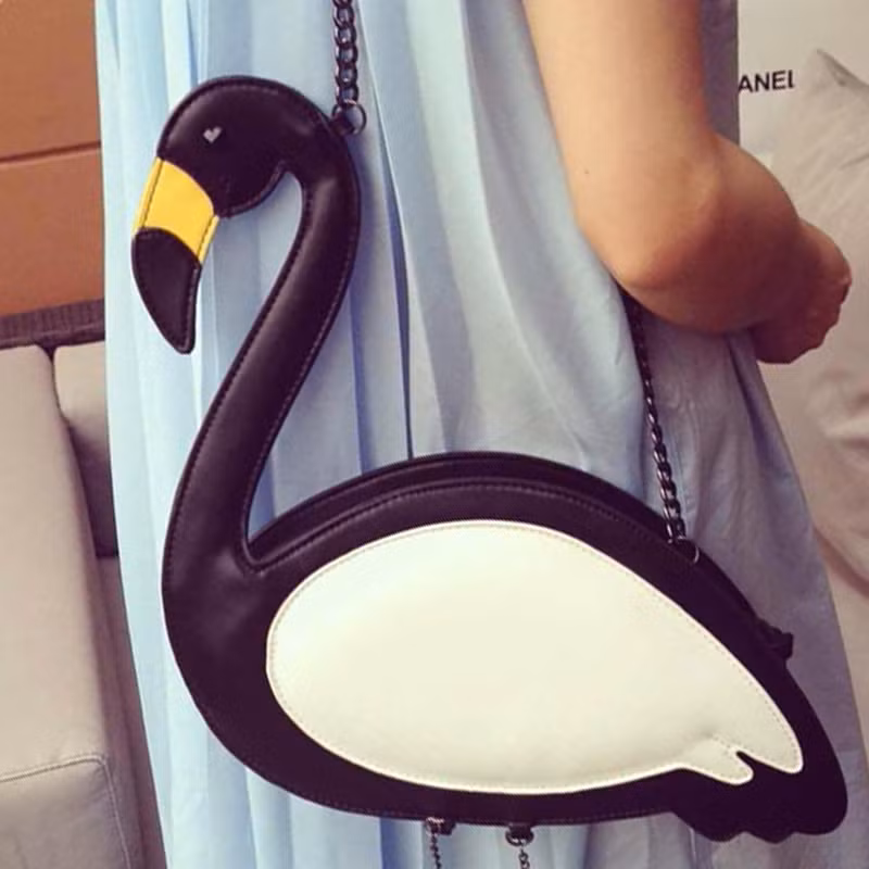 Kiểu túi đeo hình chú thiên nga màu đen trắng.