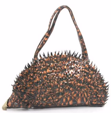 Chiếc túi xách hình con nhím khá gai góc.