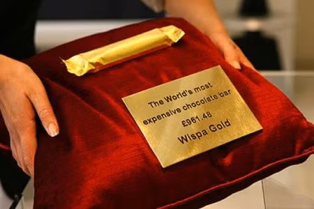 5. Thanh chocolate Wispa Gold – 1.628 USD: Sản phẩm do hãng bánh kẹo Cadbury, Anh sản xuất vào năm 2007. Wispa Gold là một thanh chocolate phủ vàng lá nguyên chất có thể ăn được và bọc trong bao bì mạ vàng. Giá một thanh Wispa Gold khoảng 1.628 USD.