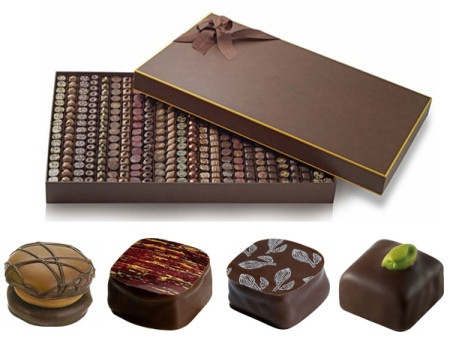 7. Chocolate Michel Cluizel – 895 USD: Loại socola Pháp của hãng Michel Cluizel nổi tiếng thế giới chủ yếu do hương vị riêng biệt. Mỗi hộp có thiết kế đặc biệt, gồm 400 miếng làm thủ công hoàn toàn và xếp ngay ngắn theo hàng lối. Từng miếng là một hương vị khác nhau như mật ong hạt dẻ, quả mâm xôi, crème brulee ganache kết hợp bơ caramel.