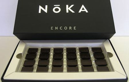 4. Noka Vintages – 845 USD một pound: Nguyên liệu làm ra loại socola Noka Vintages được thu hoạch từ rừng trồng chuẩn chất lượng cao tại Venezuela, Côte d’lvoire, Trinidad và Ecuador. Đây là loại chocolate đắt đỏ với 75% nguyên chất và chỉ có một số lượng nhỏ thành phần phụ bao gồm ca cao, bơ ca cao, đường và không có bất cứ sản phẩm bổ sung như sữa, hương vani. Mỗi pound (tương đương 0,453 kg) trị giá 845 USD.