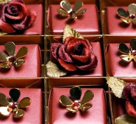 2. Socola nạm pha lê Swarovski, giá 10.000 USD: Mỗi hộp socola có 49 miếng bọc trong lụa, bên trên gắn pha lê Swarowski tinh khiết. Vỏ hộp làm bằng da lộn, lót lụa vàng, loại tốt nhất của Ấn Độ đồng thời có vách ngăn tinh chế từ bạch kim.