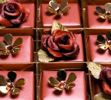 2. Socola nạm pha lê Swarovski, giá 10.000 USD: Mỗi hộp socola có 49 miếng bọc trong lụa, bên trên gắn pha lê Swarowski tinh khiết. Vỏ hộp làm bằng da lộn, lót lụa vàng, loại tốt nhất của Ấn Độ đồng thời có vách ngăn tinh chế từ bạch kim.