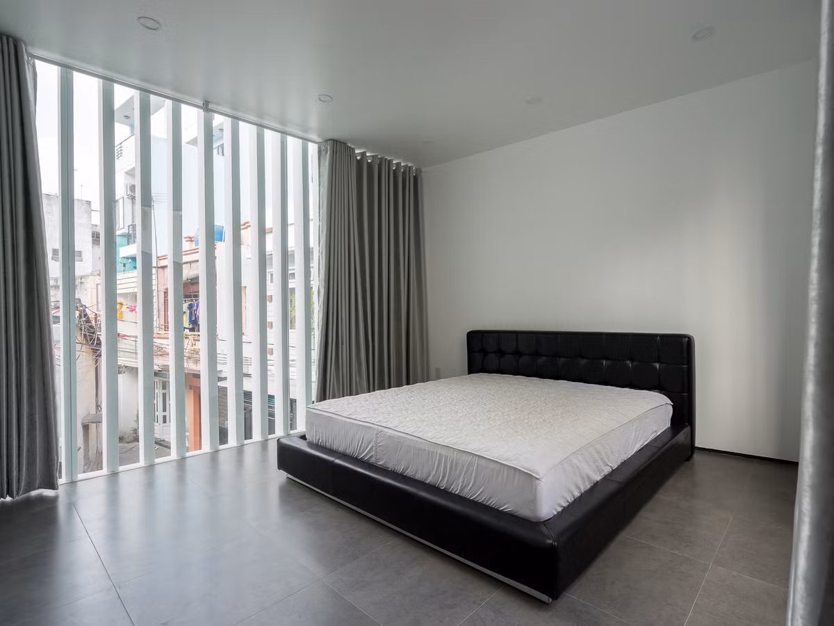 Phòng ngủ với hệ lam cửa an toàn mà đón nhận được nhieều ánh sáng và thông gió tự nhiên.