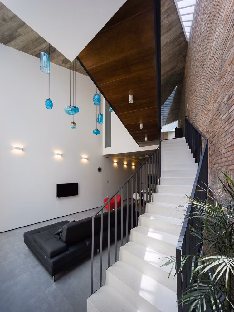 Các không gian trong nhà được trang trí tinh tế với hệ thống đèn thắp sáng độc đáo. Cầu thang màu trắng góp phần làm nổi bật nội thất ngôi nhà.