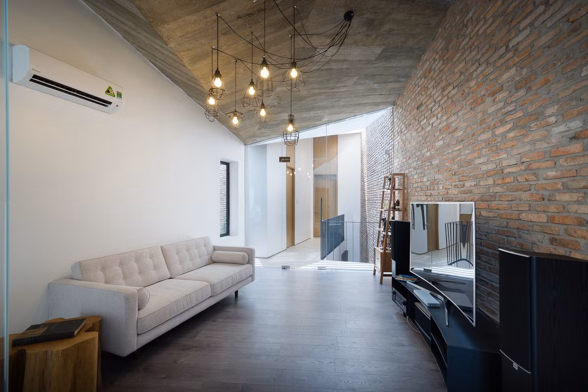 Căn phòng ở tầng 2 được bố trí nội thất đơn giản nhưng cũng không kém phần sang trọng.