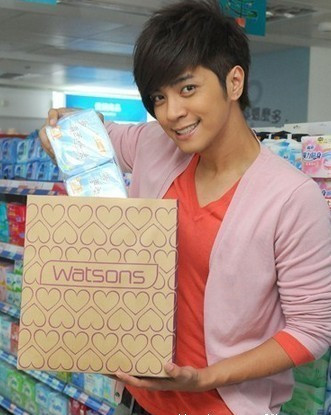 La Chí Tường được biết đến là sao nam tiên phong trong chiến dịch quảng cáo băng vệ sinh cho phụ nữ.