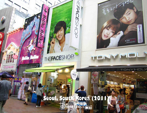 Kim Hyun Joong quảng cáo mỹ phẩm cho The Face Shop còn nam diễn viên Song Joong Ki là gương mặt đại diện cho Tony Moly.