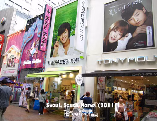Kim Hyun Joong quảng cáo mỹ phẩm cho The Face Shop còn nam diễn viên Song Joong Ki là gương mặt đại diện cho Tony Moly.