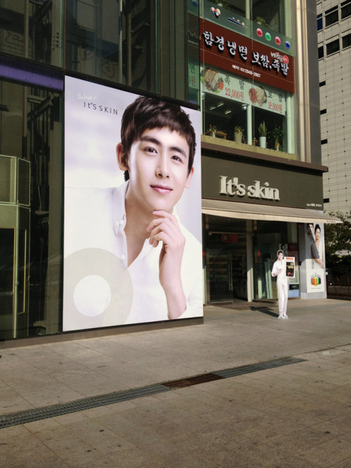 Nichkhun của 2PM là đại diện cho hãng mỹ phẩm It’s Skin. Thương hiệu mỹ phẩm IT’S SKIN ăn nên làm ra nhờ “hiệu ứng Nichkhun”.