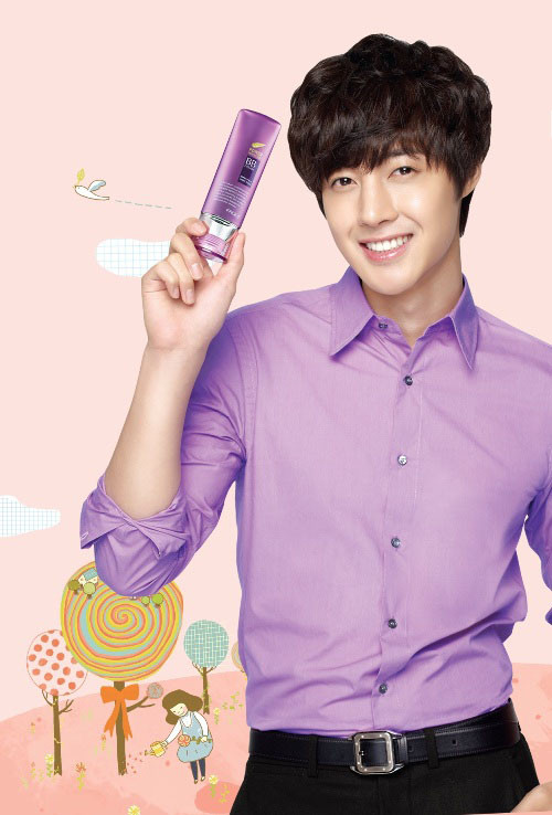 Kim Hyun Joong điển trai trong một quảng cáo mỹ phẩm.