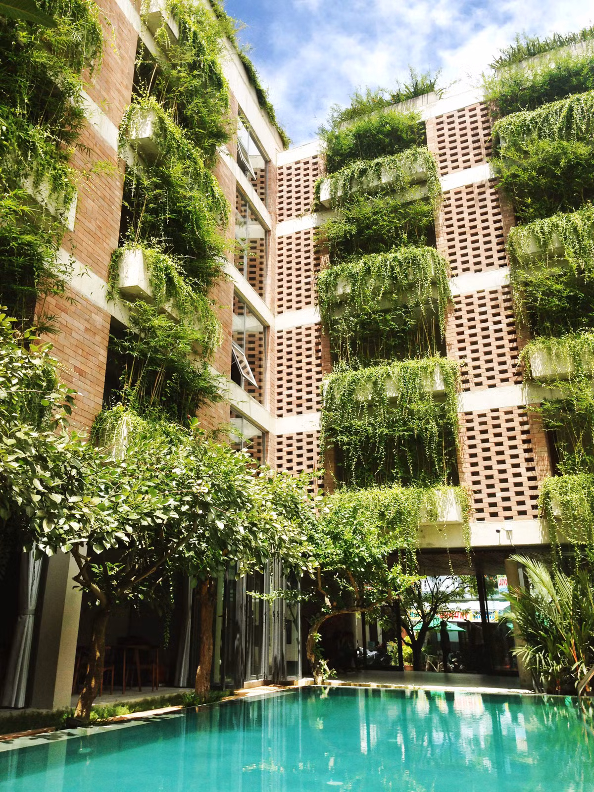 Trong quá trình thi công, công ty Võ Trọng Nghĩa chọn vật liệu chính cho mặt tiền là đá sa thạch địa phương. Màu đá và màu xanh của cây xanh đan xen tạo cảm giác mát dịu, gần gũi.