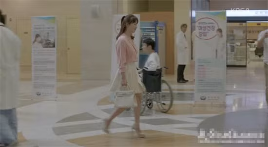 Thêm một thiết kế túi da được các tín đồ tìm kiếm ngay sau những tập đầu tiên Hậu duệ của mặt trời được phát sóng. Đó là CÉLINE Symmetrical Bag có giá 1.950 USD, khoảng 44,8 triệu đồng.