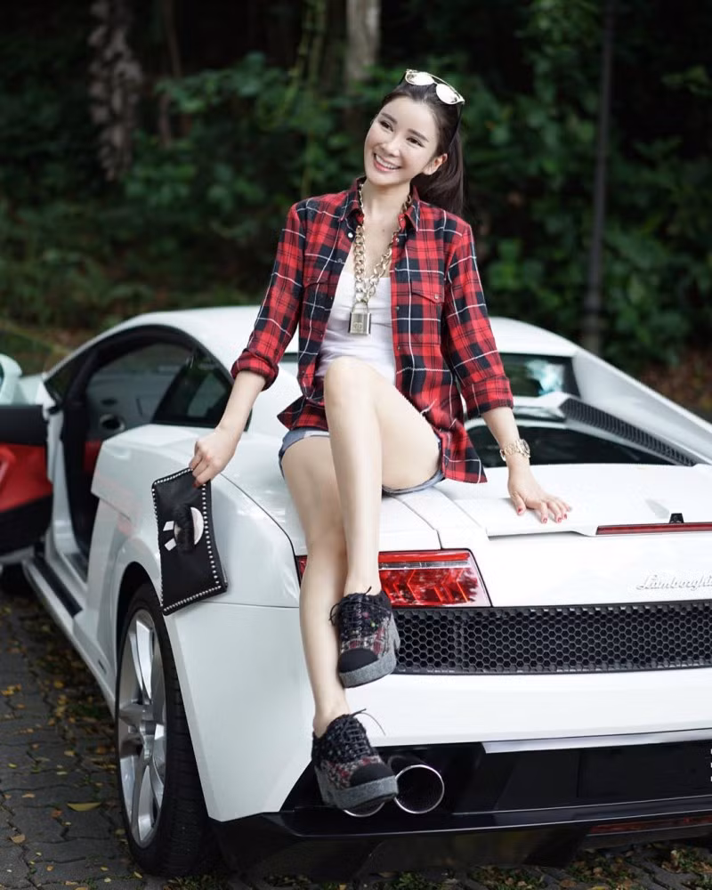 Tủ quần áo của cô nhiều đến mức phải phân thành các nhóm khác nhau. Một tủ quần áo lông thú thường được mặc vào những buồi tiệc tùng ở nước ngoài. Một tủ quần áo gồm những trang phục hàng ngày như váy dài, váy ngắn, quần jean và áo thun. Nhãn hiệu ưa thích của cô là Alexander McQueen, Fendi và Oscar de la Renta.