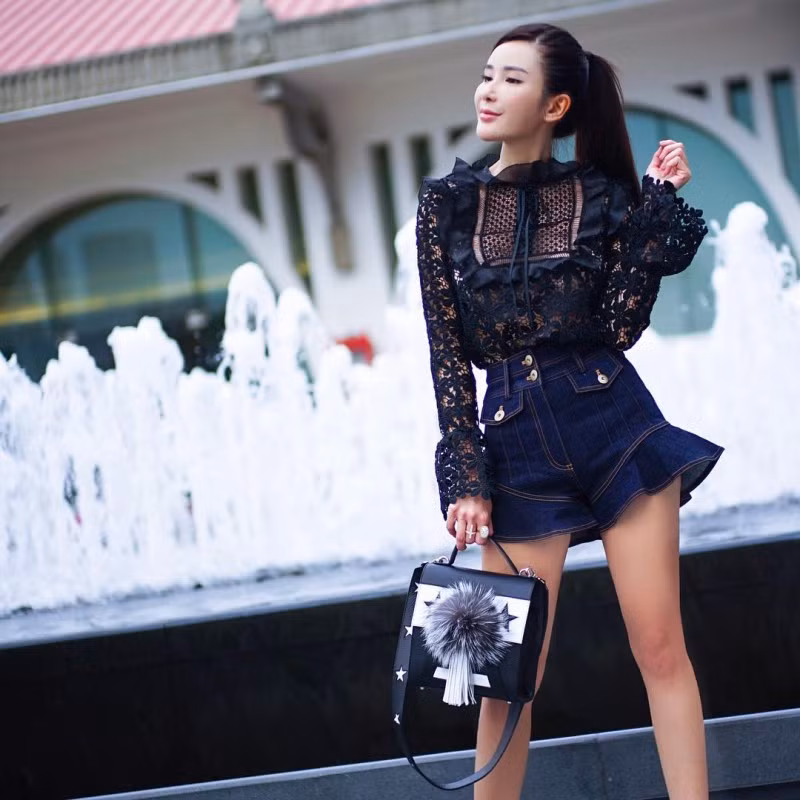 Cô thường cập nhật những hình ảnh bộ sưu tập túi mới mua trên tài khoản Instagram với hơn 200.000 người theo dõi của mình.