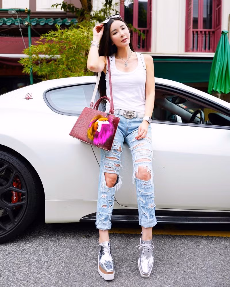 Dù đã 42 tuổi song nữ đại gia Singapore vẫn sở hữu một gương mặt xinh đẹp và những đường cong nóng bỏng. Tài khoản Instagram của cô có hơn 200.000 lượt theo dõi.