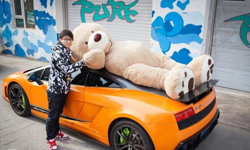 Anh chàng 22 tuổi này thuộc “thế hệ nhà giàu thứ 2” và đang theo học tại một trường đại học của Los Angeles. Ở thành phố được mệnh danh là “kinh đô ánh sáng” của Mỹ, chàng trai trẻ sở hữu cả một “lâu đài” mà phải mất 3 phút lái xe mới đi hết…sân trước.