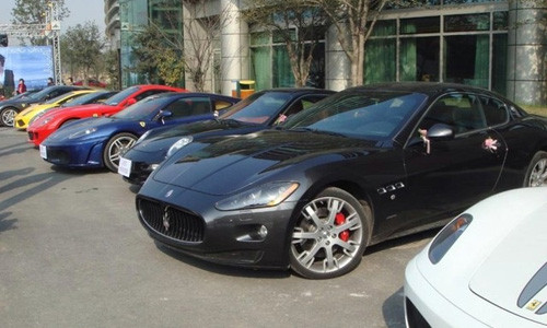 Gara ô tô trong nhà của chàng trai giàu có này chứa đầy các siêu xe, trong đó có một chiếc Porsche là quà tặng sinh nhật dành cho bạn gái. Chàng trai cũng cho biết bạn gái của anh thường ở lại qua đêm tại nhà mình.