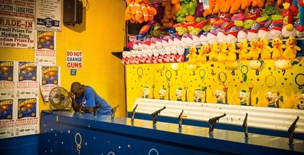 4. Người diễn trò giải trí tại khu vui chơi: Đây lại là một công việc khác vừa vất vả vừa được trả lương bèo. Những người diễn trò giải trí sẽ phải đứng trong một thời gian dài, bất kể ngày mưa hay ngày nắng và có thể ảnh hưởng đến sức khỏe của họ. Mức lương cho công việc chỉ từ khoảng 9,76 USD đến 10,22 USD.