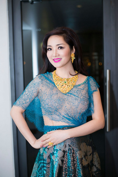 Trong một lần làm MC sự kiện, Hoa hậu đền Hùng diện bộ đầm dạ hội với phần đuôi bồng bềnh và đeo bộ trang sức bằng vàng gồm vòng cổ, hoa tai và nhẫn. Theo một nguồn tin, bộ trang sức có giá tiền tỷ.