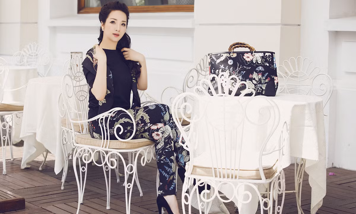 Giáng My thường chọn những trang phục đồ hiệu đắt tiền nhưng tinh tế. Trông chị xinh xắn, trẻ trung như gái đôi mươi.