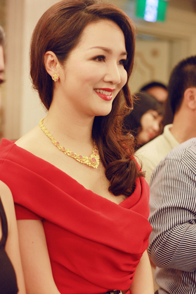 Tại một sự kiện khai trương showroom thương hiệu trang sức mà Giáng My là đại sứ hình ảnh, chị đeo bộ trang sức bằng vàng gồm dây chuyền, hoa tay và lắc tay có đính ngọc. Theo một nguồn tin, tổng giá trị trang sức của người đẹp vào khoảng 1 tỷ đồng.