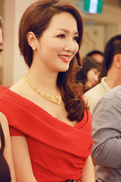 Tại một sự kiện khai trương showroom thương hiệu trang sức mà Giáng My là đại sứ hình ảnh, chị đeo bộ trang sức bằng vàng gồm dây chuyền, hoa tay và lắc tay có đính ngọc. Theo một nguồn tin, tổng giá trị trang sức của người đẹp vào khoảng 1 tỷ đồng.