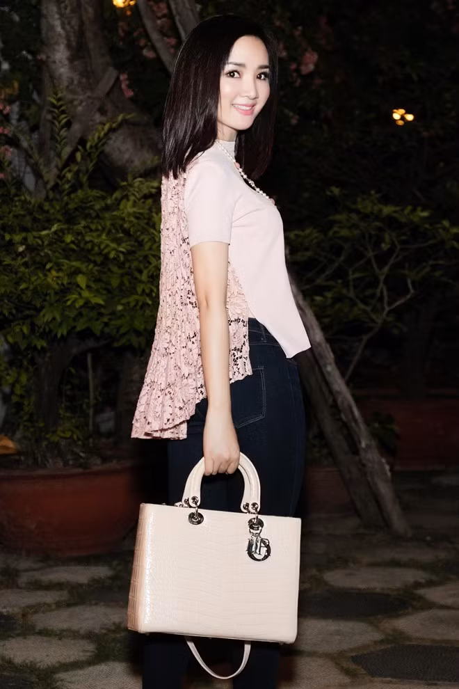 Hoa hậu đền Hùng diện áo voan pha ren thanh lịch, túi hàng hiệu đồng bộ khi xuất hiện tại sự kiện ở TP HCM.