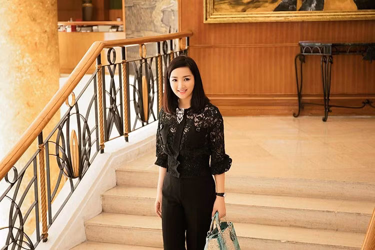 Hồi tháng 4, hoa hậu Giáng My làm MC cho một sự kiện. Người đẹp gây chú ý với cây đen hàng hiệu Louis Vuitton và túi xách Dior.