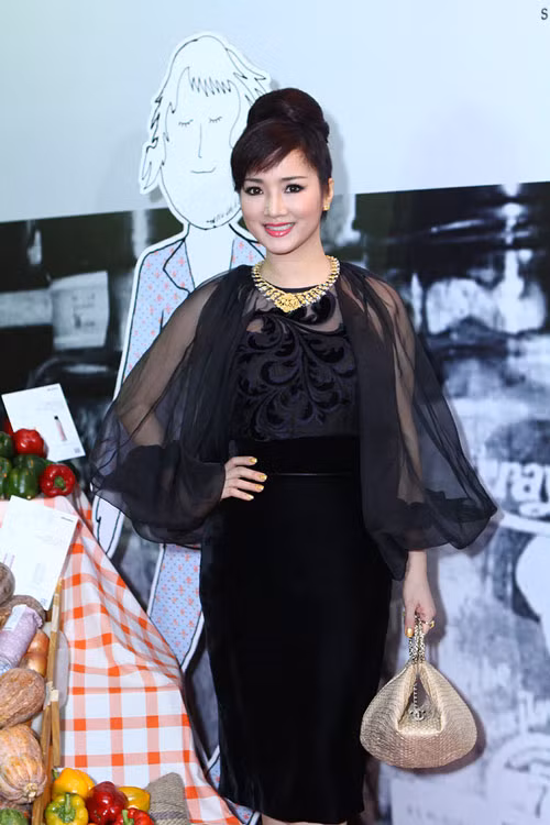 Người đẹp Giáng My chọn mẫu váy đen của thương hiệu Gucci và chiếc túi xách xinh xắn của thương hiệu Chanel.