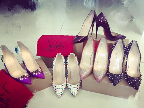 Có những lần shopping, nữ diễn viên "Gái già lắm chiêu" sắm cho mình đến 5 đôi giày đế đỏ Christian Louboutin có giá cả trung bình từ 20 triệu đồng đến 50 triệu đồng/đôi.