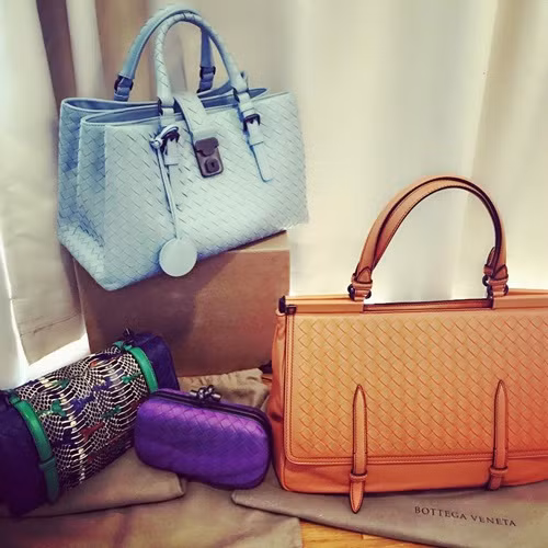 Bên cạnh đó, cô còn sắm cho mình túi xách, clutch của thương hiệu Bottega Veneta có giá từ 80 triệu đồng đến 150 triệu đồng.
