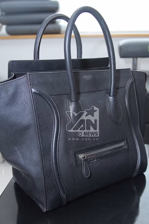 Chiếc túi xách hàng hiệu của Diễm My khá sành điệu trị giá hơn 60 triệu đồng.